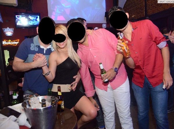 Foto 1 do Conto erotico: MINHA ESPOSA DANÇANDO COM OS MACHOS DA BALADA