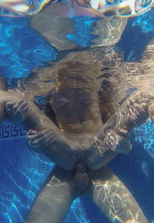 Foto 1 do Conto erotico: Esposa flagrada dando pro amigo na piscina do hotel, eu, corno, fotografando