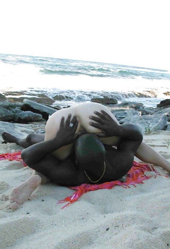 Foto 2 do Conto erotico: Nossas aventuras na praia caribenha: dois negões para a loirinha casada e sobrou até pro maridinho