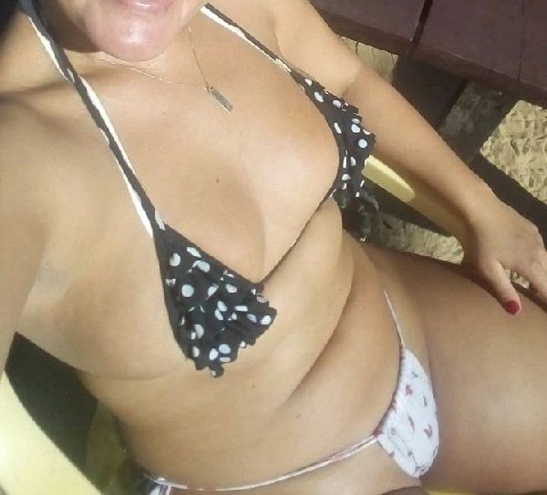 Foto 2 do Conto erotico: JU safadinha se exibindo na praia