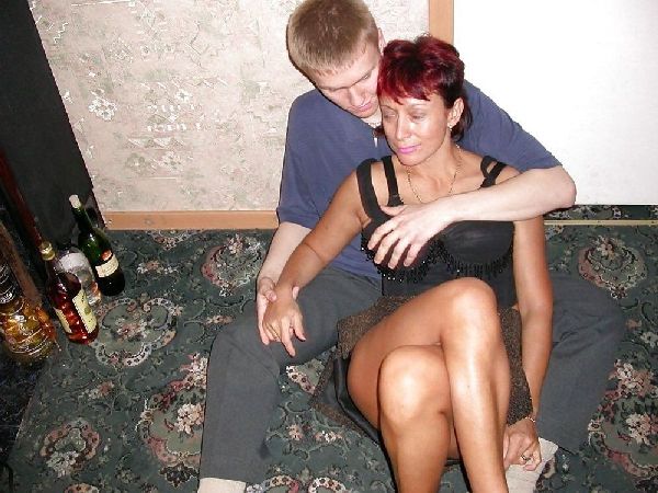 Foto 1 do Conto erotico: Mamãe bêbada 3: fumou o baseado dos meus amigos e pirou!