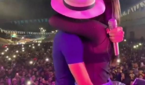 Foto 1 do Conto erotico: Minha esposa Mery com o cantor sertanejo - O show