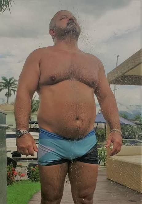 Foto 1 do Conto erotico: Namoradinha no clube aquático com coroa gordo - Um conto de Mario