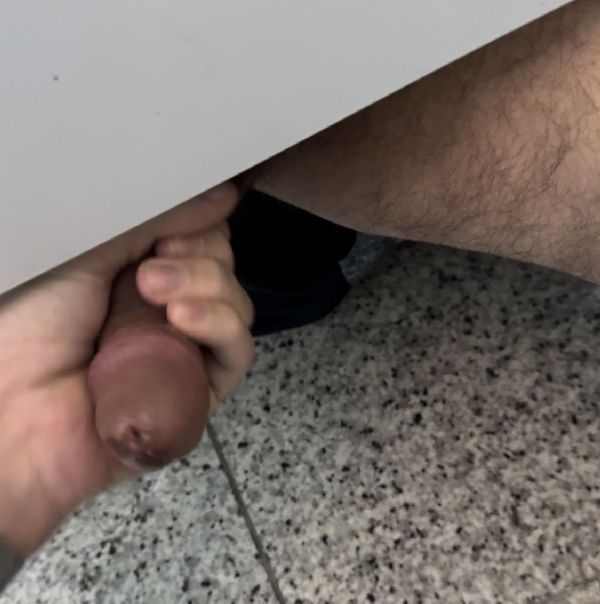 Foto 1 do Conto erotico: Mamando desconhecido no banheiro do shopping