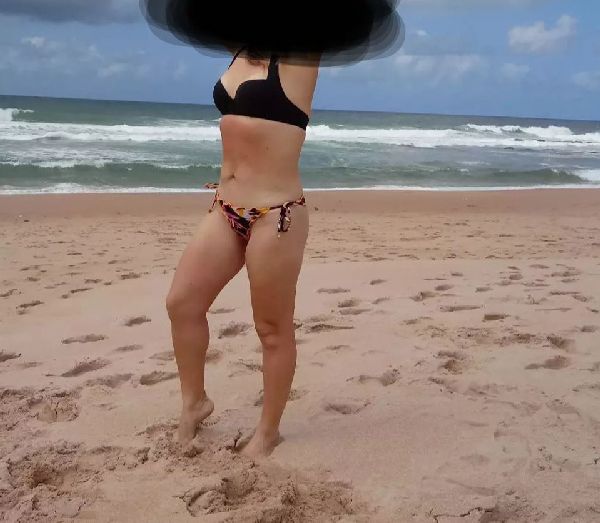 Foto 1 do Conto erotico: Eu mais SOBRINHO na praia passando BRONZEADOR na ESPOSA.