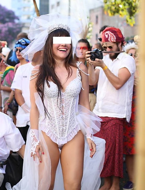 Foto 1 do Conto erotico: Minha esposa se exibindo no Carnaval e eu adimirando