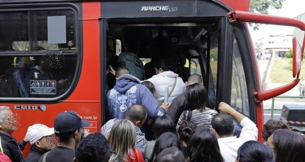 Foto 2 do Conto erotico: Dei a buceta no busão lotado