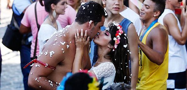 Foto 5 do Conto erotico: UM DESCONHECIDO ARROMBOU MEU RABO NO CARNAVAL